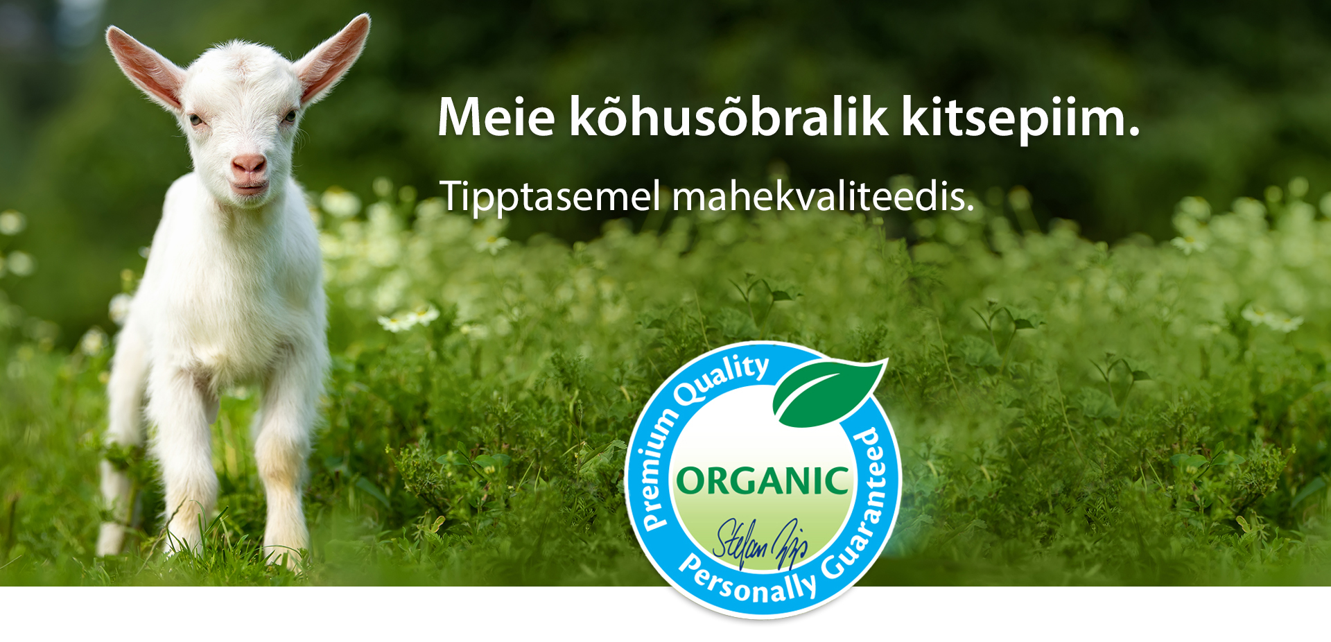 Valge kits seisab rohelisel põllul, mille esiplaanil on sini-valge ringikujuline logo "ORGANIC" ja "Premium Quality".