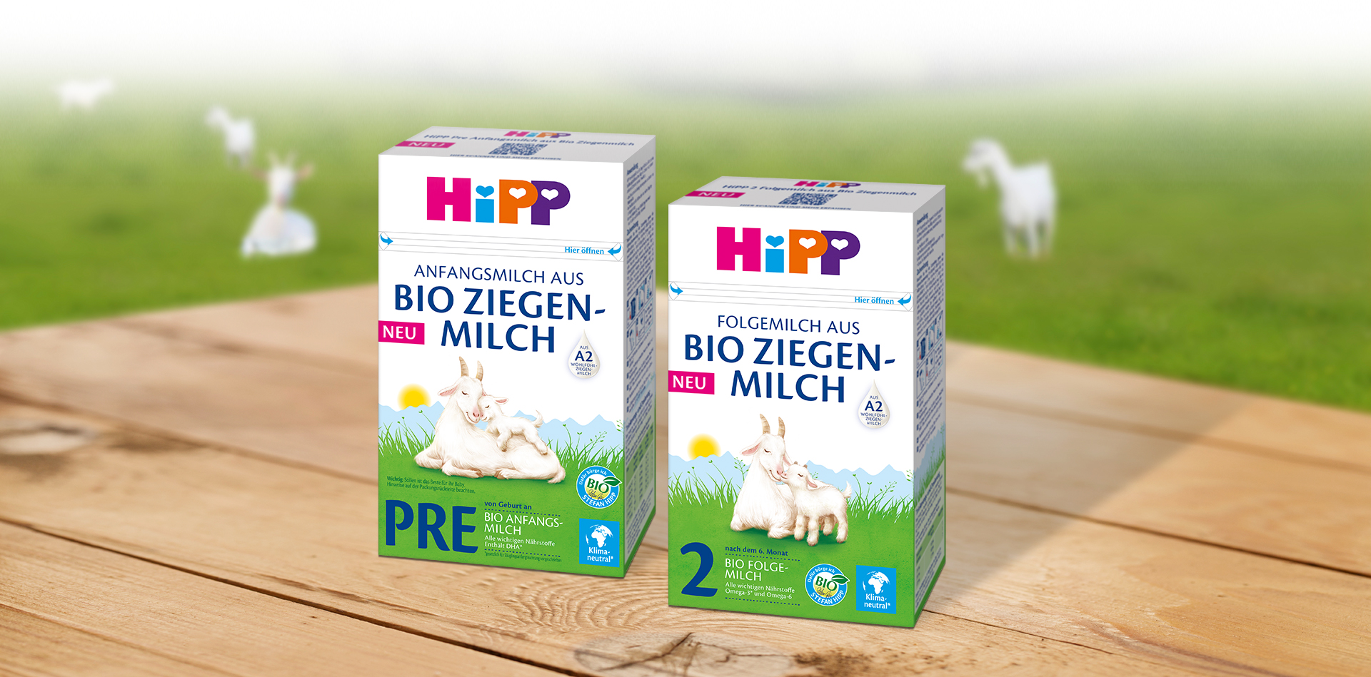Kaks kasti Hippi imiku piimasegu on asetatud puidust pinnale, kusjuures ühel kastil on silt "PRE" ja teisel "2", mis viitab lapse arengu erinevatele etappidele.