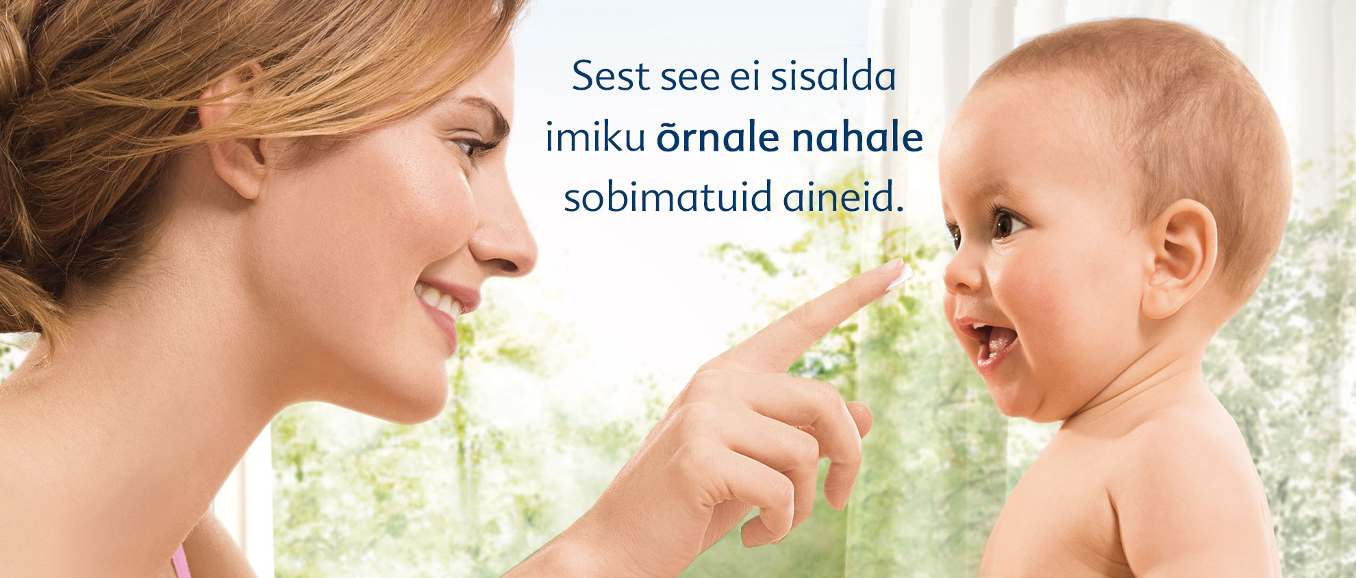 Naine ja laps on kujutatud lähivaates, kusjuures naine puudutab lapse nina.