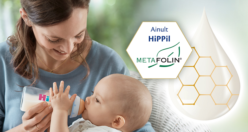 Naine toidab last pudeliga, mis sisaldab valget vedelikku, samal ajal kui kuusnurgas on kujutatud sõnad "Ainult HipPil" ja "METAFOLIN®".