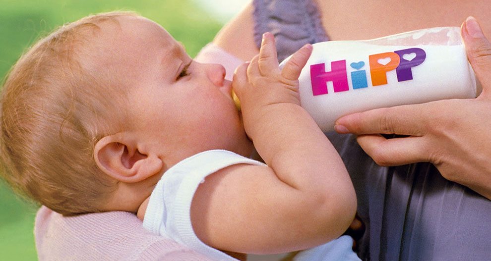 Laps joob pudelist, millel on kirjas "HiPP".