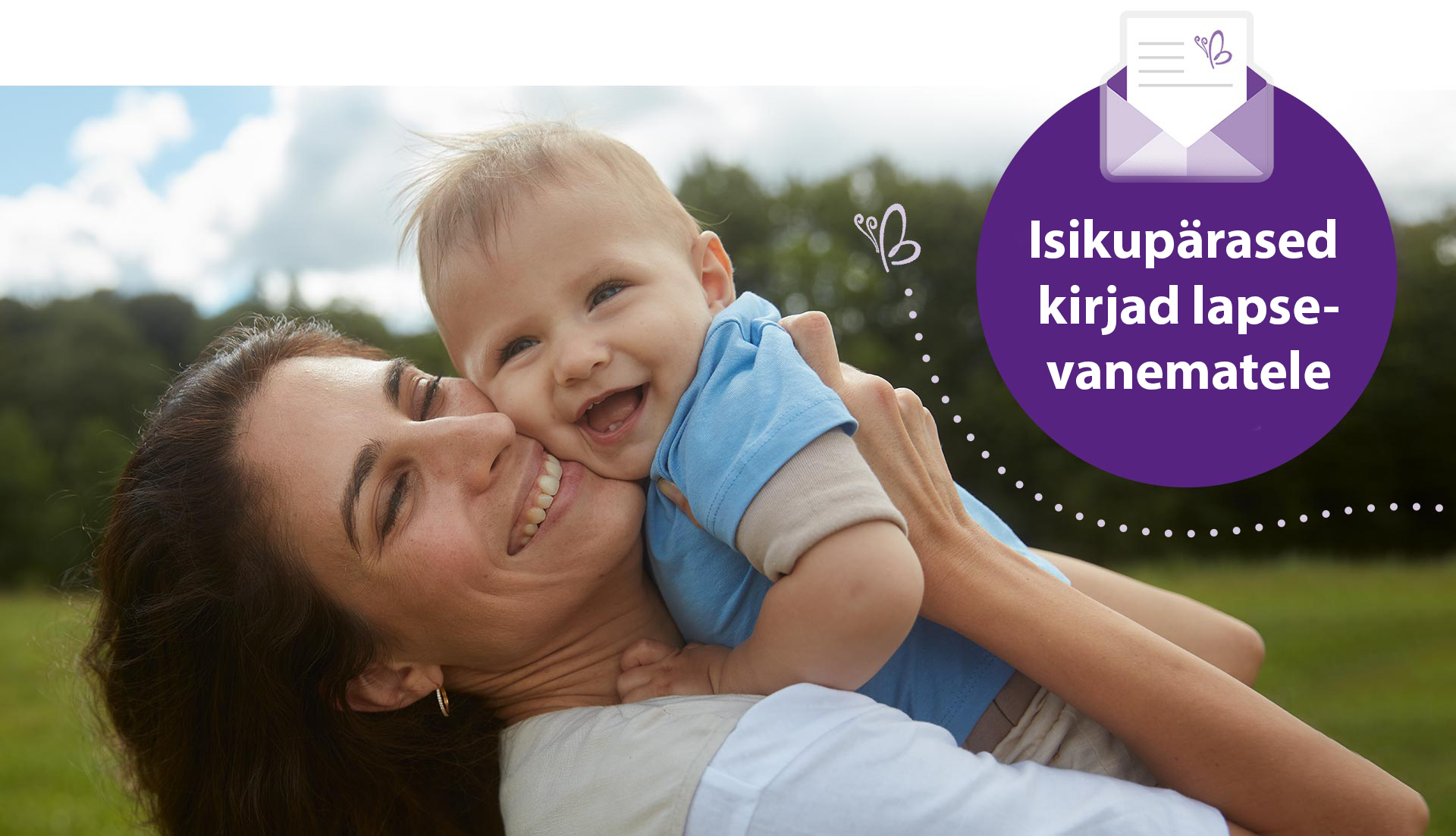 Naine hoiab õues armastavalt last.