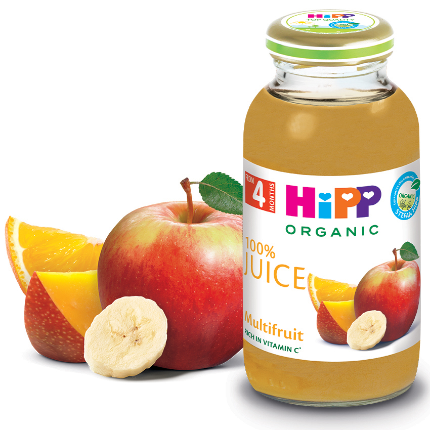 Läbipaistev klaaspudel, mis on täidetud kollaka vedelikuga, millel on silt "Juice" ja mida ümbritsevad värsked puuviljad.